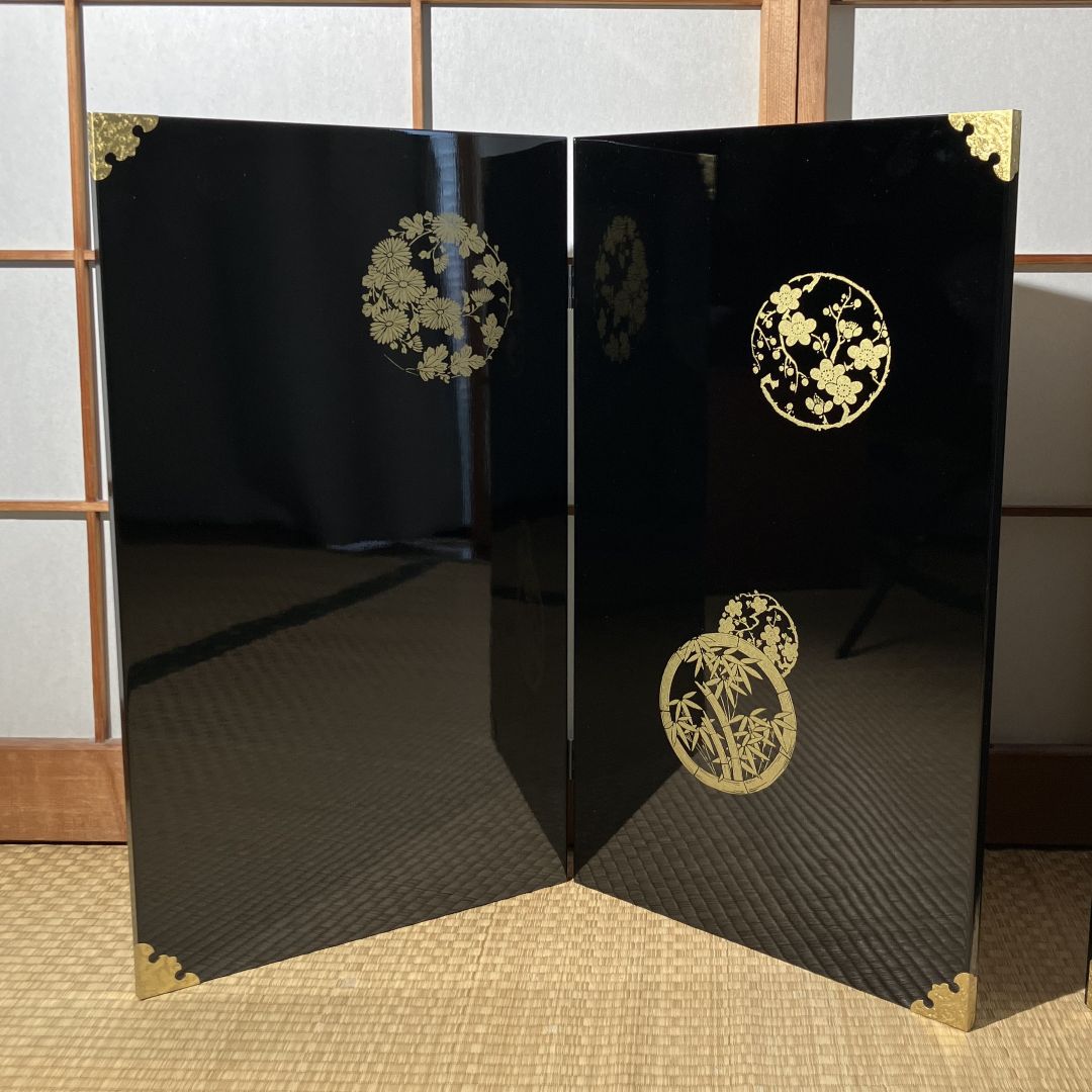 black and gold screen folder in a tatami room