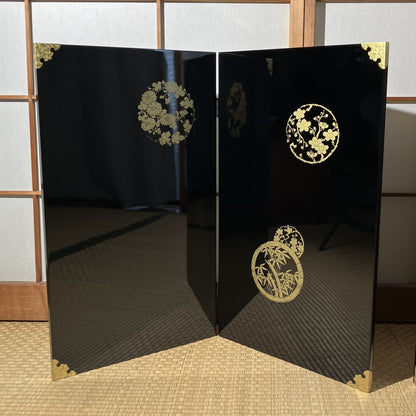 black and gold screen folder in a tatami room