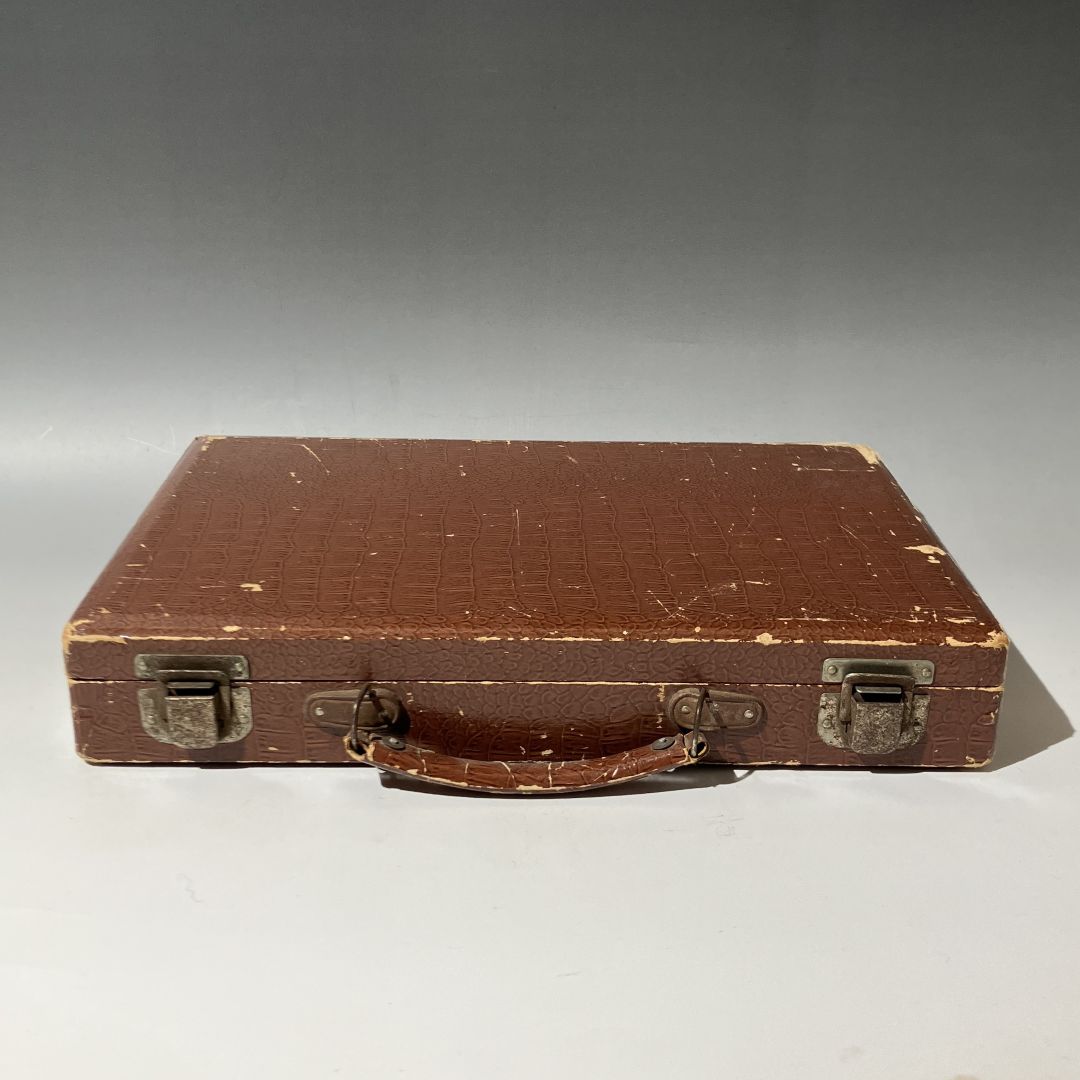 closed mahjong case