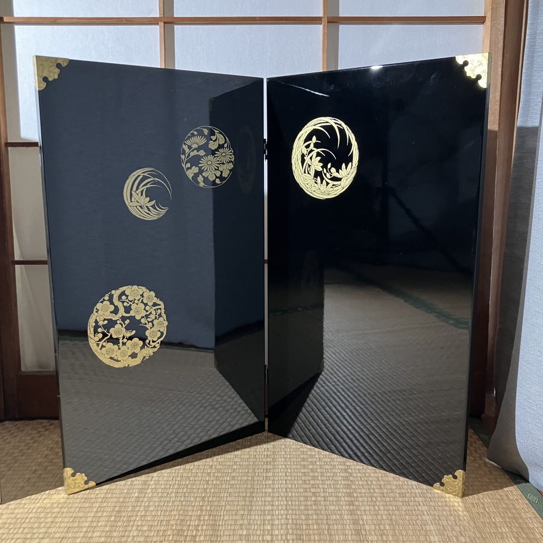 black and gold creen folder in a tatami room